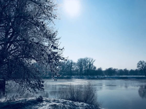 Fagyasztott folyó télen — Stock Fotó